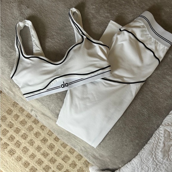 Alo Yoga Heart Throb Set in White - Picture 2 of 4